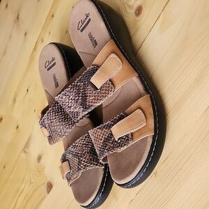 New Clarks Cushion Soft Snakeskin & Tan Leather Wedge Sandals sz 11